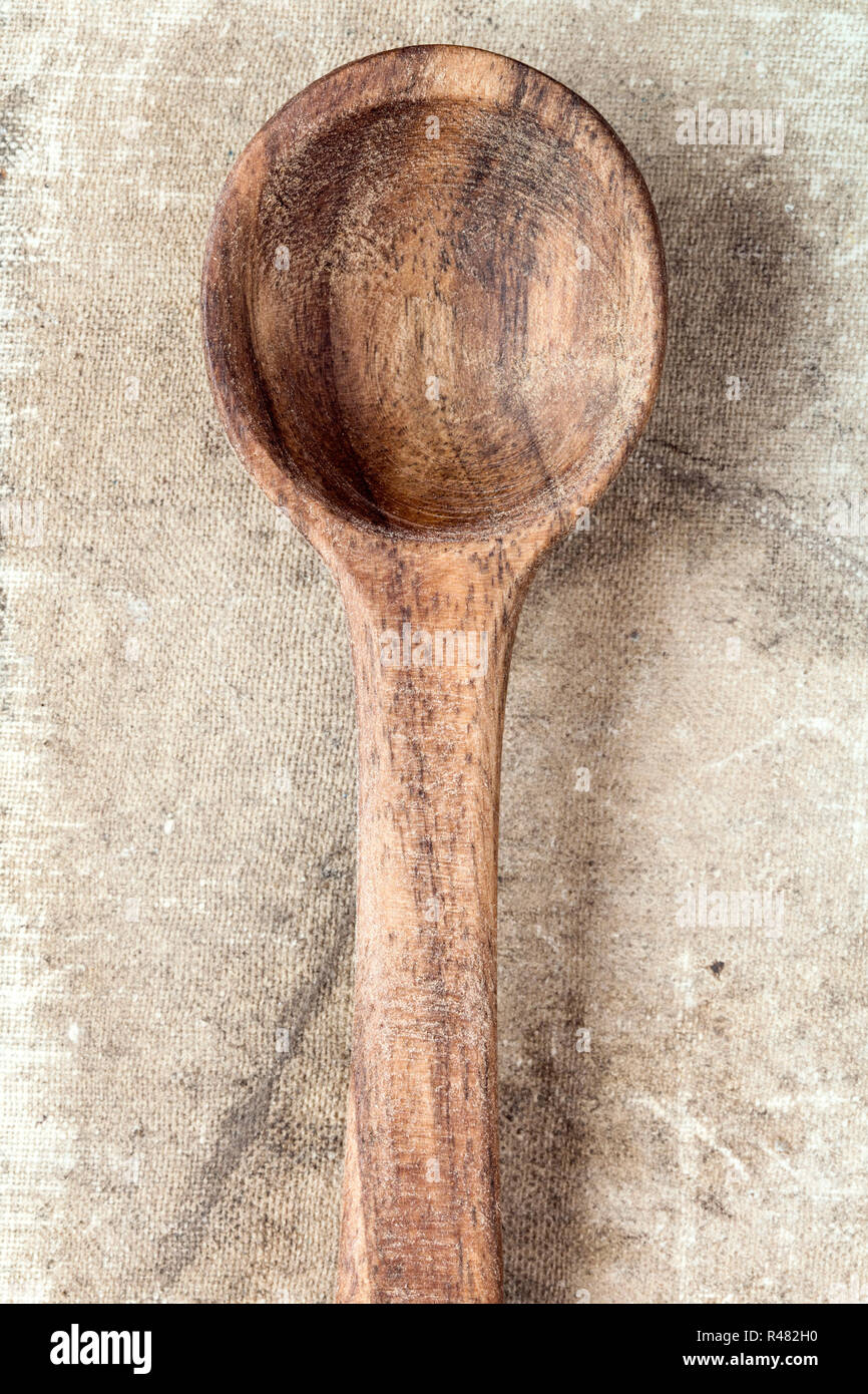 Cucchiaio di legno su sfondo a trama Foto Stock