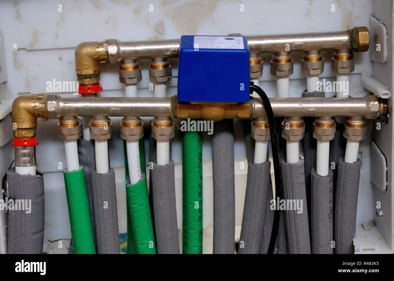 Collettore, collettore, impianto di riscaldamento per il riscaldamento a  pavimento Foto stock - Alamy