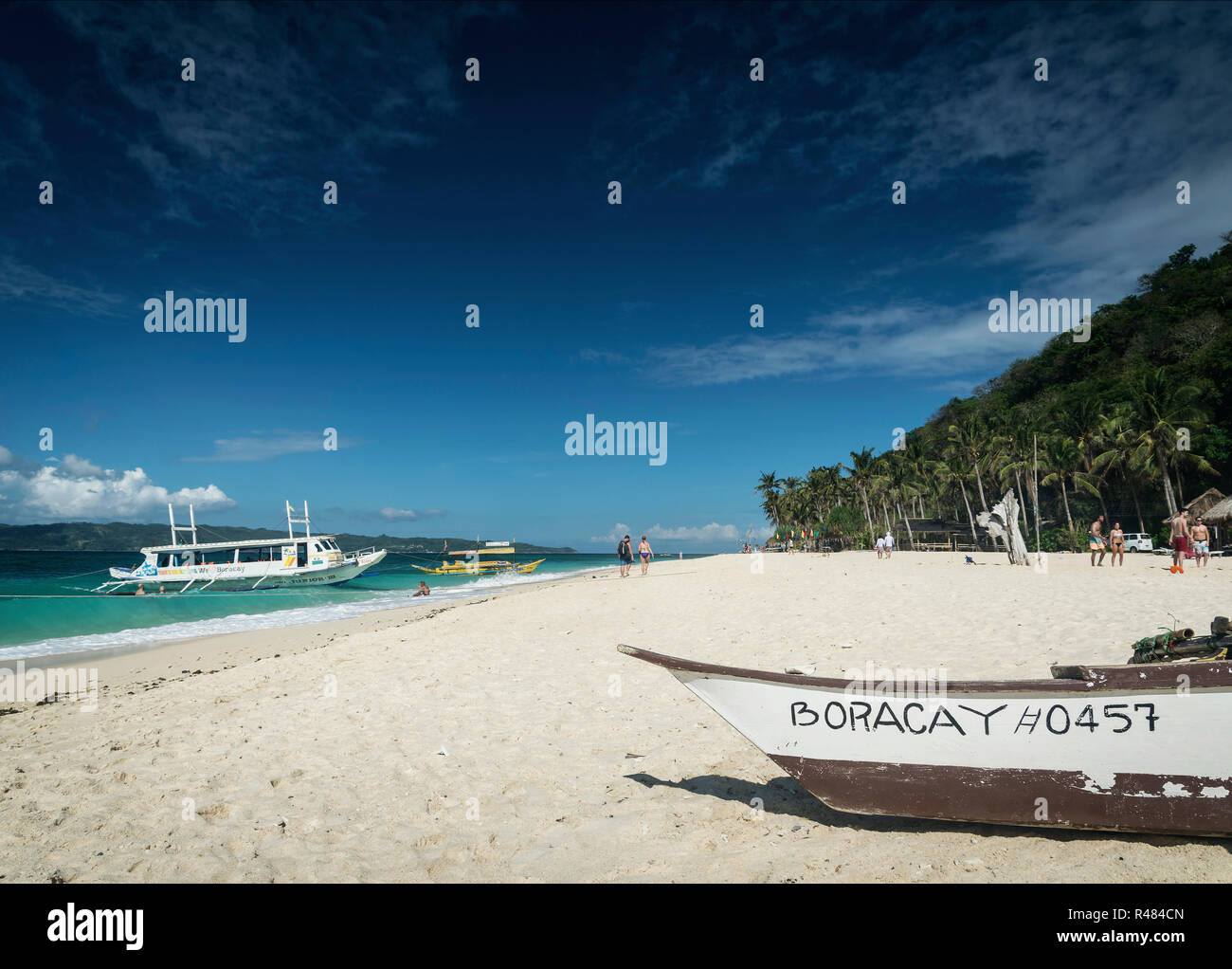 Le imbarcazioni turistiche su puka beach resort in paradiso tropicale isola boracay Filippine Foto Stock