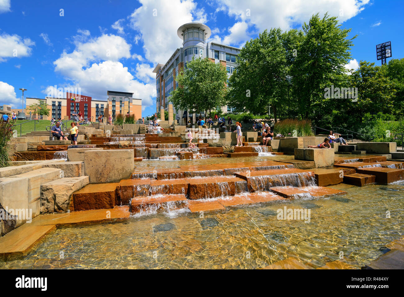 L'acqua passi è una fontana pubblica vicino al PNC Park. L'acqua scorre su grandi blocchi di arenaria che assomigliano a fasi di altezze variabili. Pittsburgh, PA, Stati Uniti d'America Foto Stock