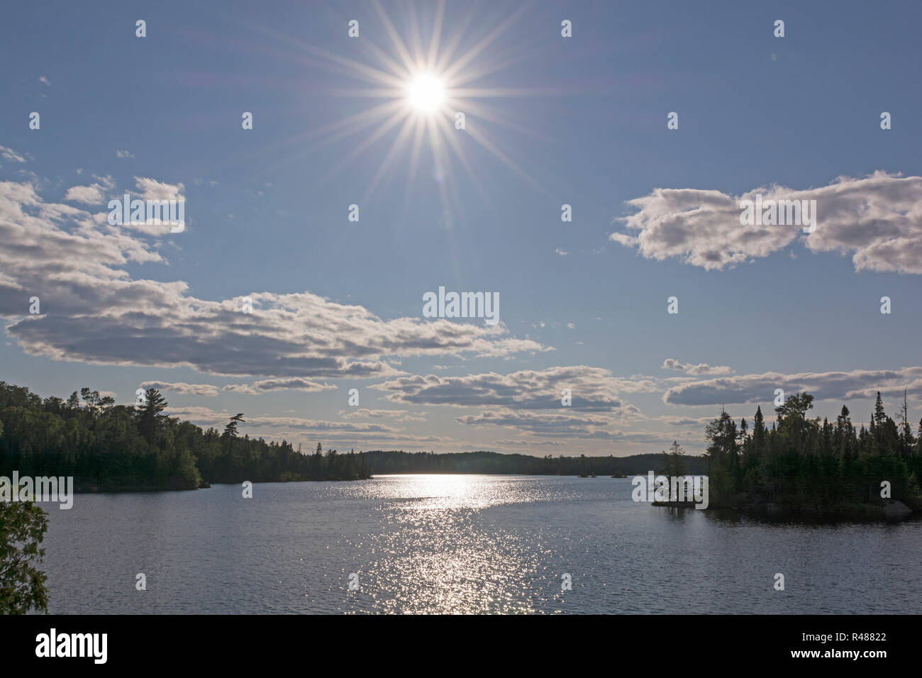 Il sole alto su un deserto Lago Foto Stock