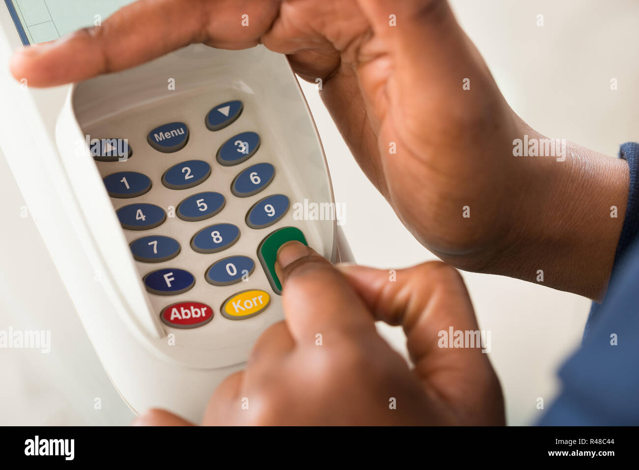 Persona della mano utilizzando la macchina per le carte di credito Foto Stock