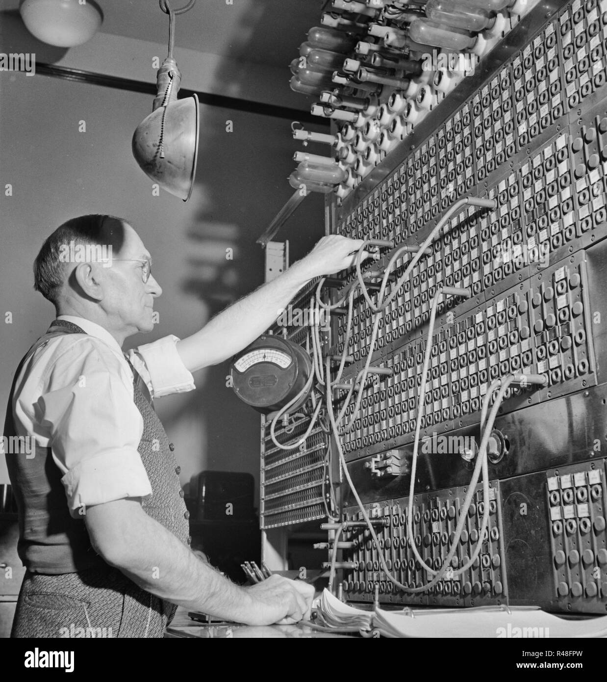 Interruttore del telegrafo board della Pennsylvania Railroad in Pennsylvania telegraph camera presso la Union Station - Gennaio 1943 Foto Stock