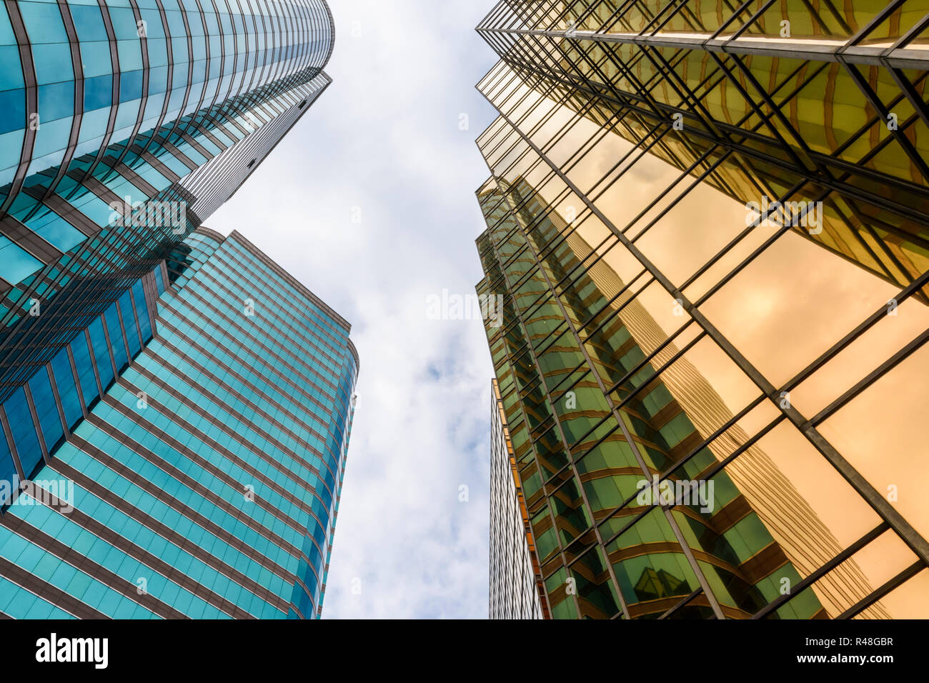 Guardando le alti edifici del Gateway torri presso il porto della citta' e l'oro Cina Hong Kong City Complex, Tsim Sha Tsui Hong Kong Foto Stock