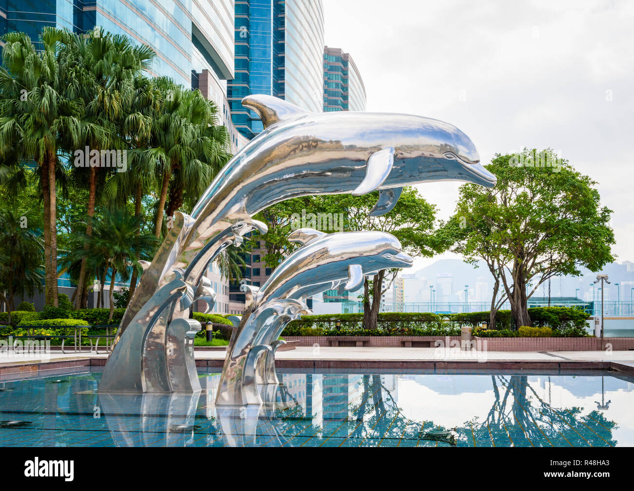 Dolphin scultura al di fuori del gateway e China Ferry Terminal, Tsim Sha Tsui, Kowloon Hong Kong Foto Stock