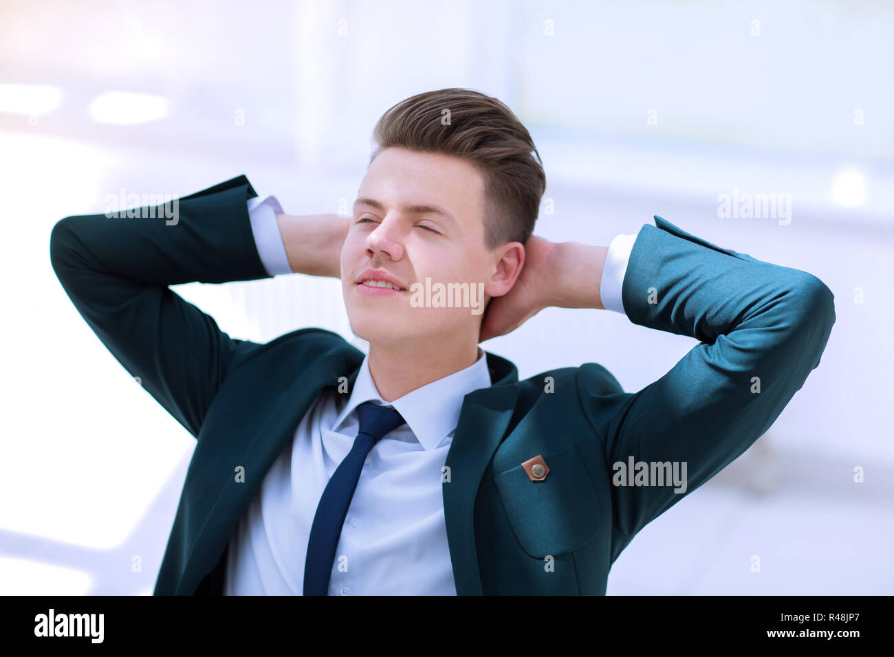 Closeup.meditando imprenditore seduti dietro una scrivania. Le tecniche di rilassamento al lavoro Foto Stock