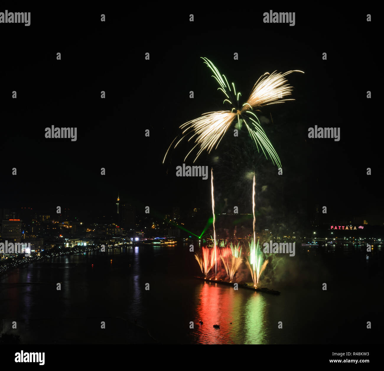 Fuochi d'artificio del cielo alla spiaggia di Pattaya, Thailandia Foto Stock