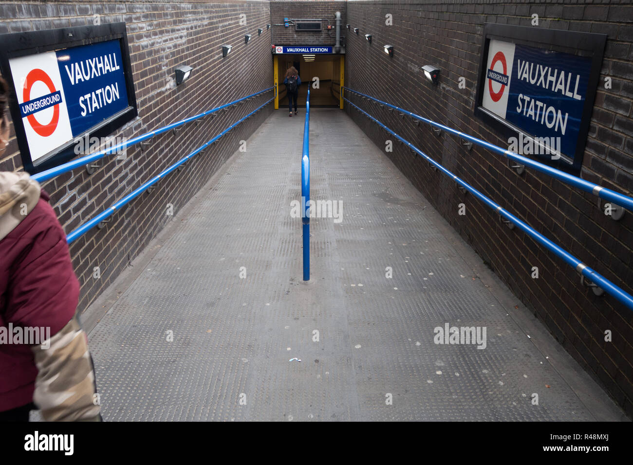 Ingresso della metropolitana la rampa a Vauxhall Tube Station Foto Stock