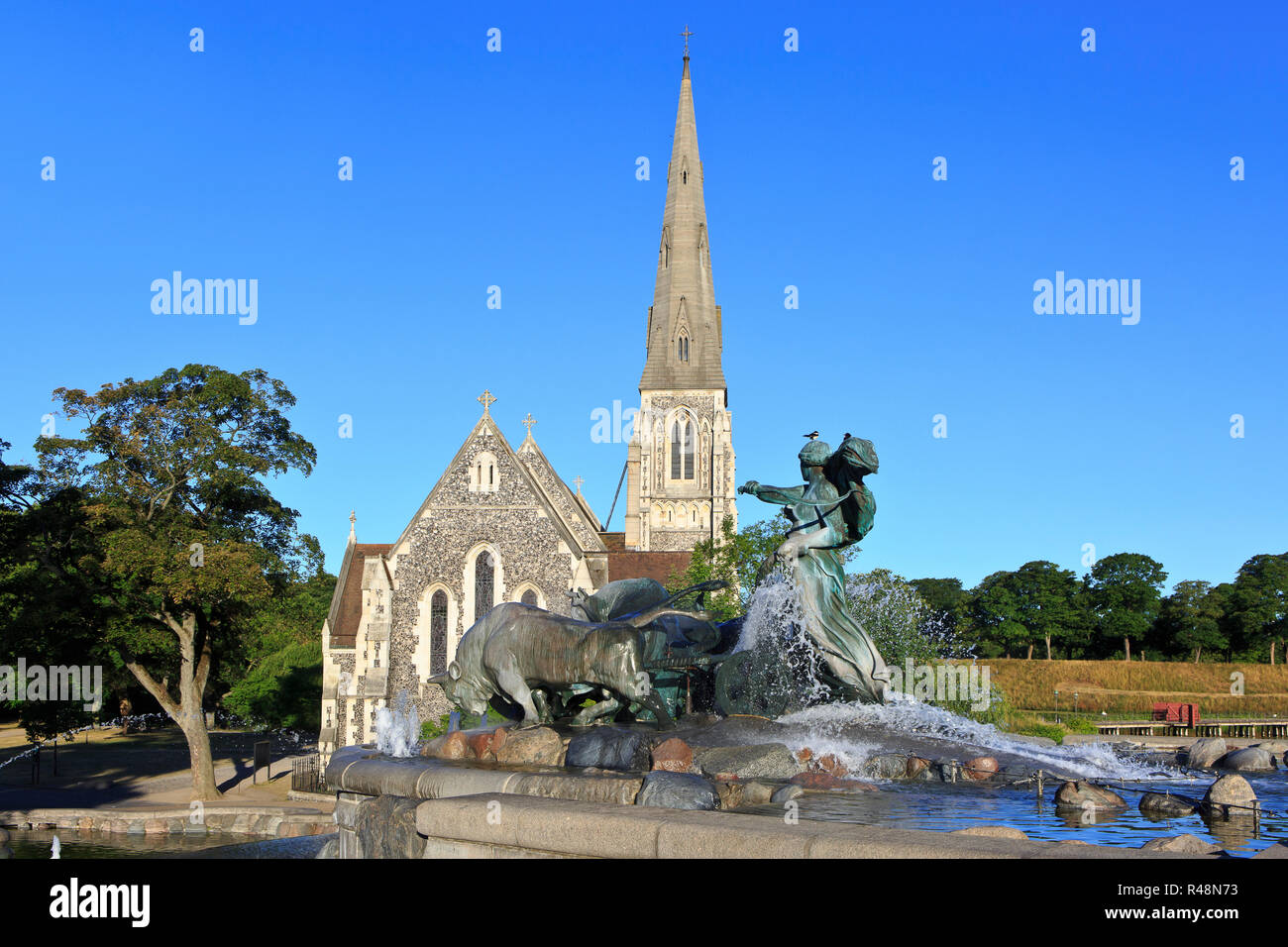 La Fontana Gefion (1908) e anglicana di Saint Alban la Chiesa aka Chiesa inglese (1887) di Copenhagen, Danimarca Foto Stock