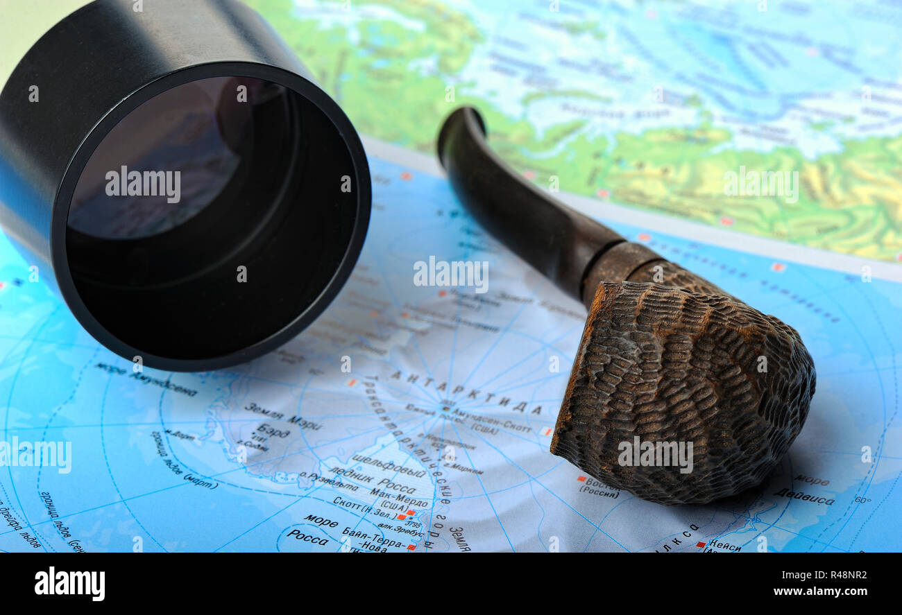 Natura morta marina con mappe geografiche di un telescopio e tubo di fumo Foto Stock
