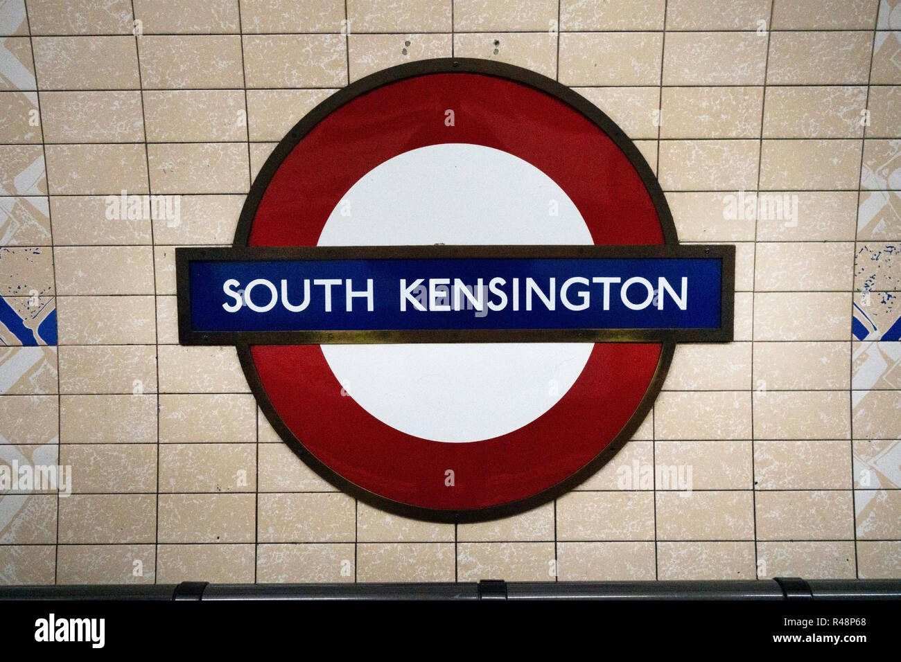 South Kensington London iconico Metropolitana Logo di segno Foto Stock