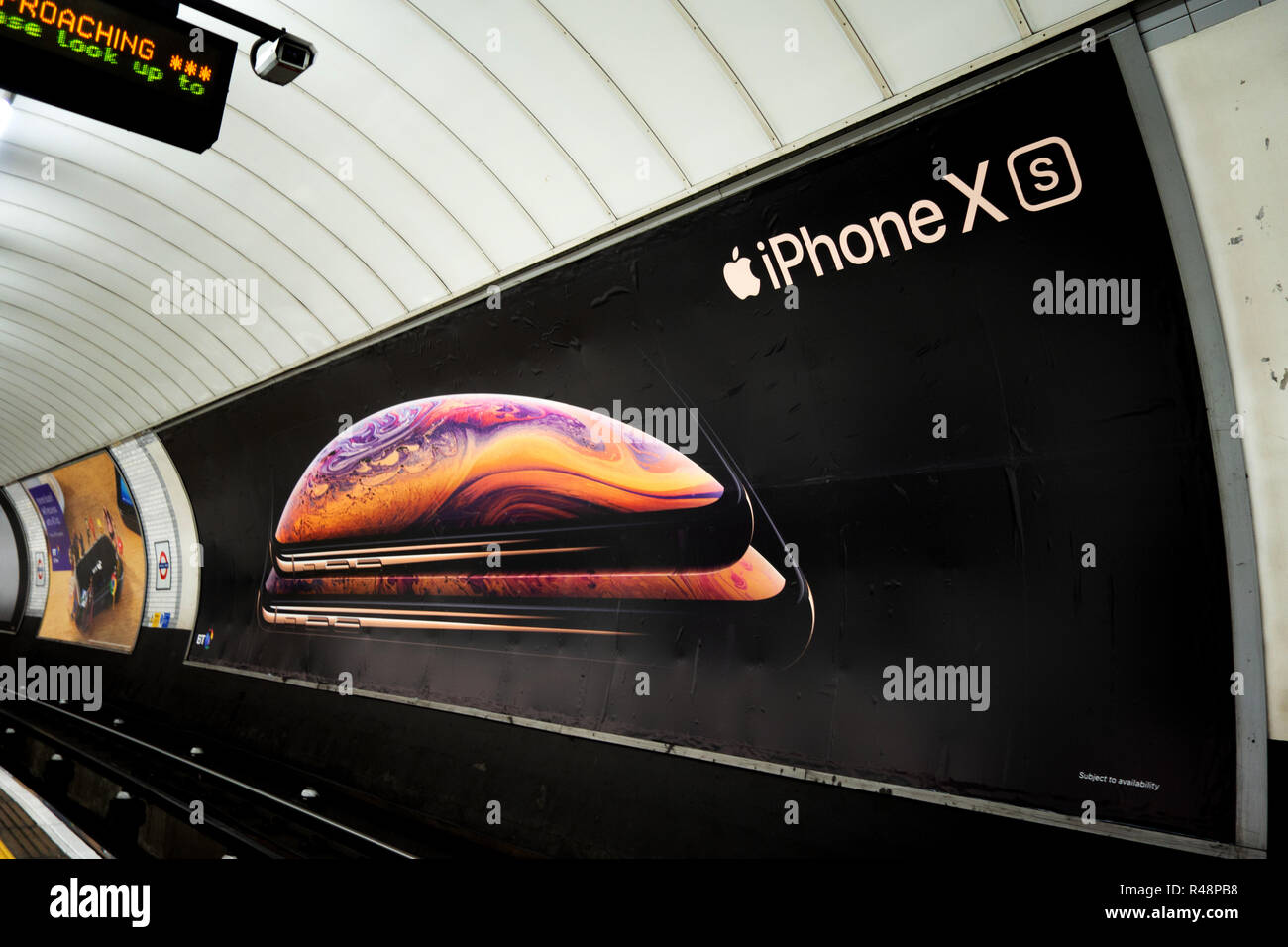 Inserzionista per il nuovo Apple iPhone XS, nella metropolitana di Londra  Foto stock - Alamy