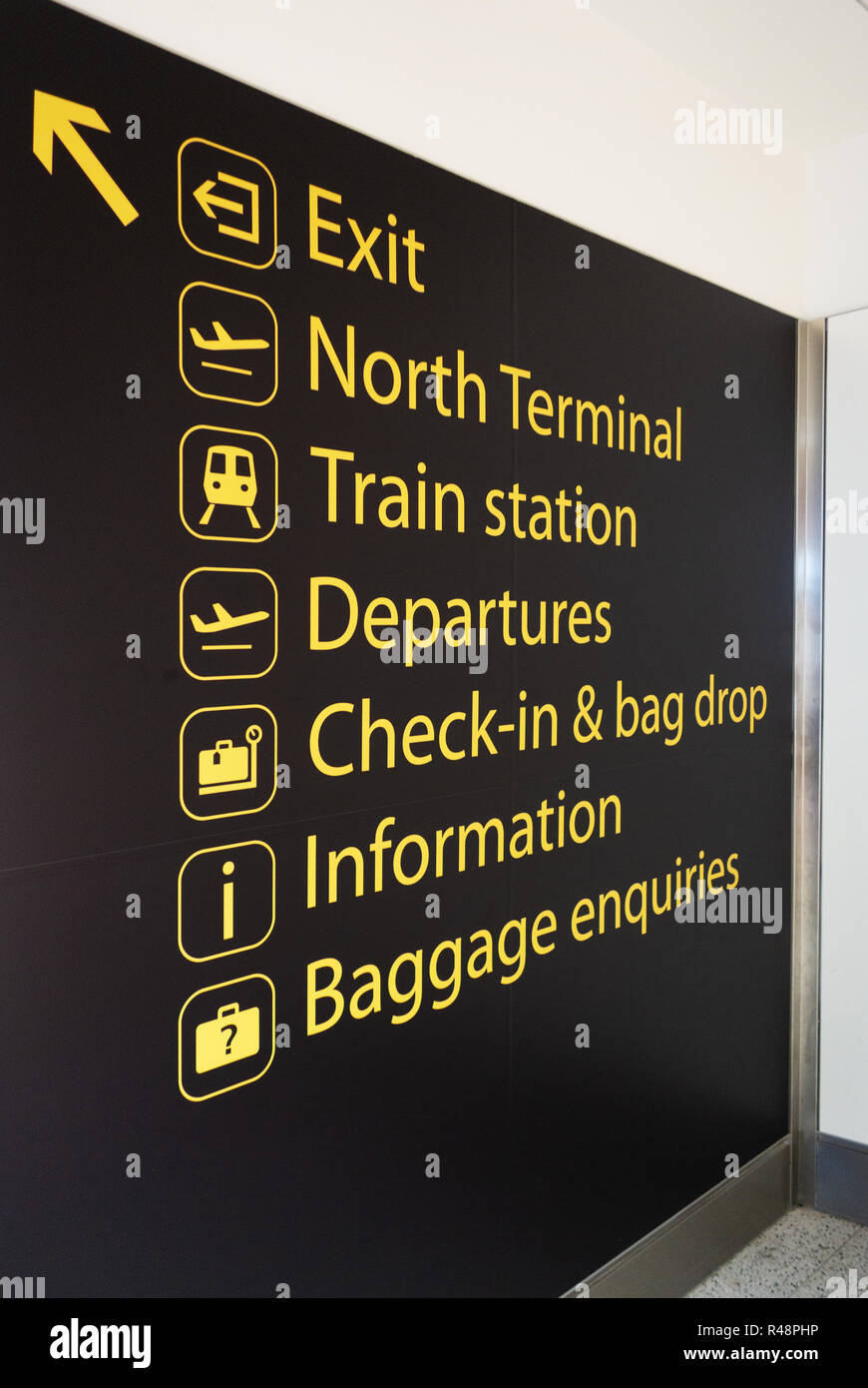 Informazioni e segno di direzione su una parete nella metropolitana di Londra il tubo Foto Stock