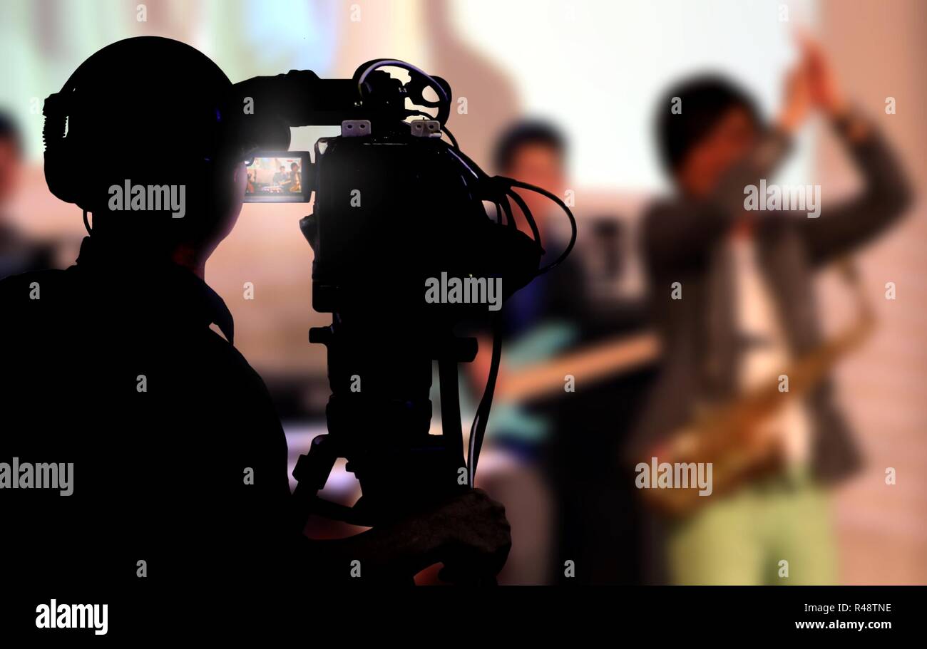Il cameraman la ripresa di un concerto dal vivo Foto Stock