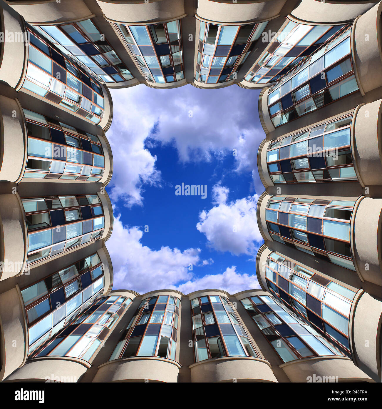 Visualizzare fino al cielo circondato da moderni grattacieli Foto Stock