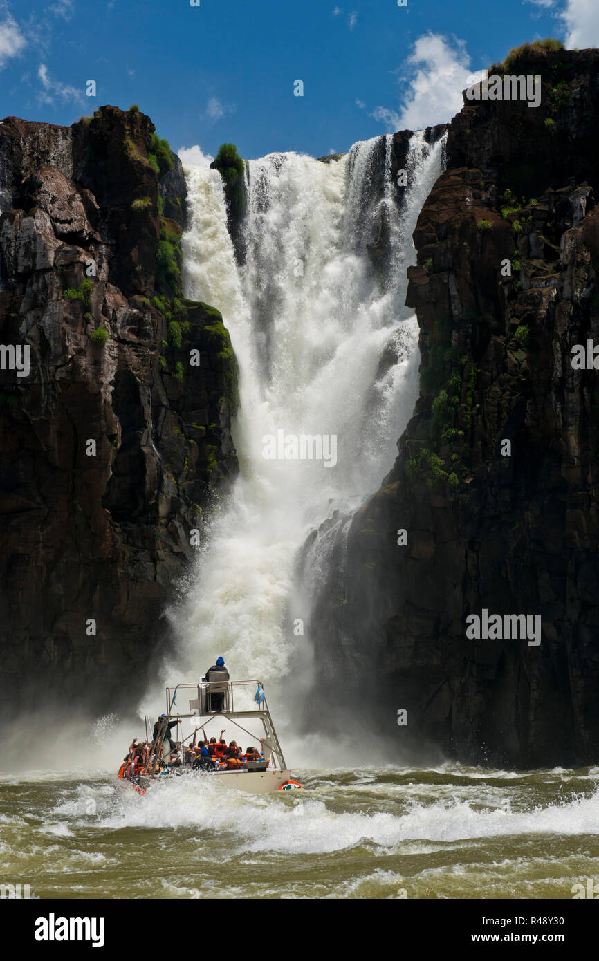 Dinghy sotto le Cascate di Iguassù Foto Stock