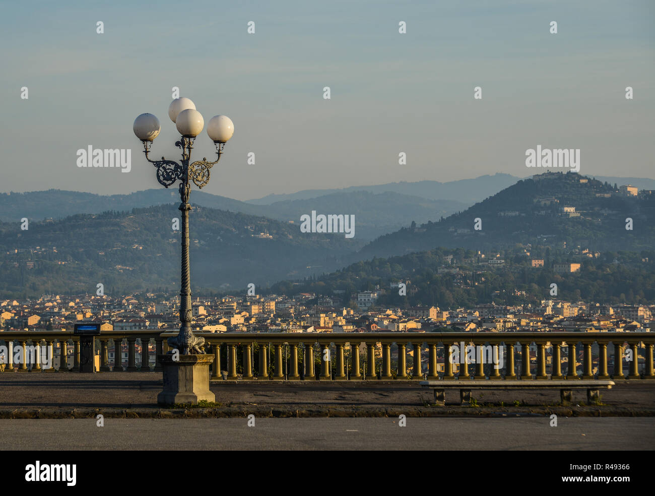 Piazzale Michelangelo di Firenze, Italia. Firenze fu un centro medievale di unione del commercio e della finanza. Foto Stock