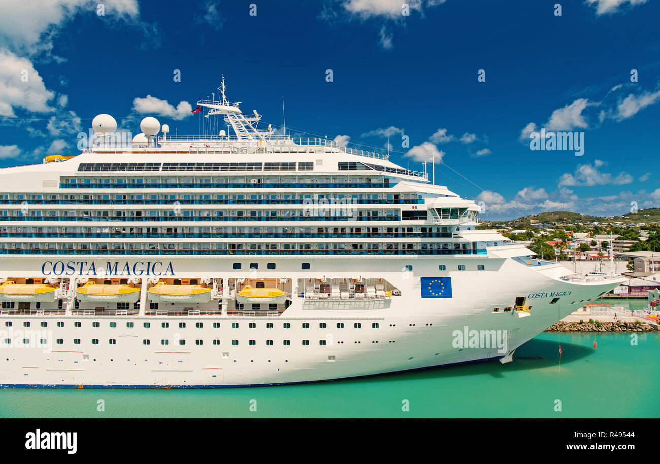 St Johns, Antigua - Marzo 05, 2016: nave da crociera Costa Magica ormeggiata nel porto di mare. Viaggi, vacanze e wanderlust luxury Foto Stock