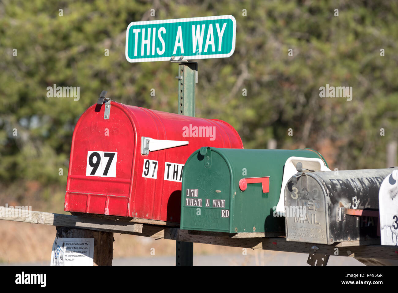 Questo modo un segnale stradale e cassette postali, Bonner County, Idaho. Foto Stock