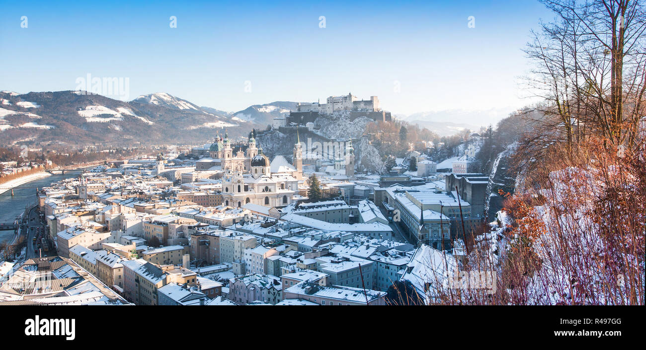 Vista panoramica del centro storico della città di Salisburgo in inverno, Salzburger Land, Austria Foto Stock