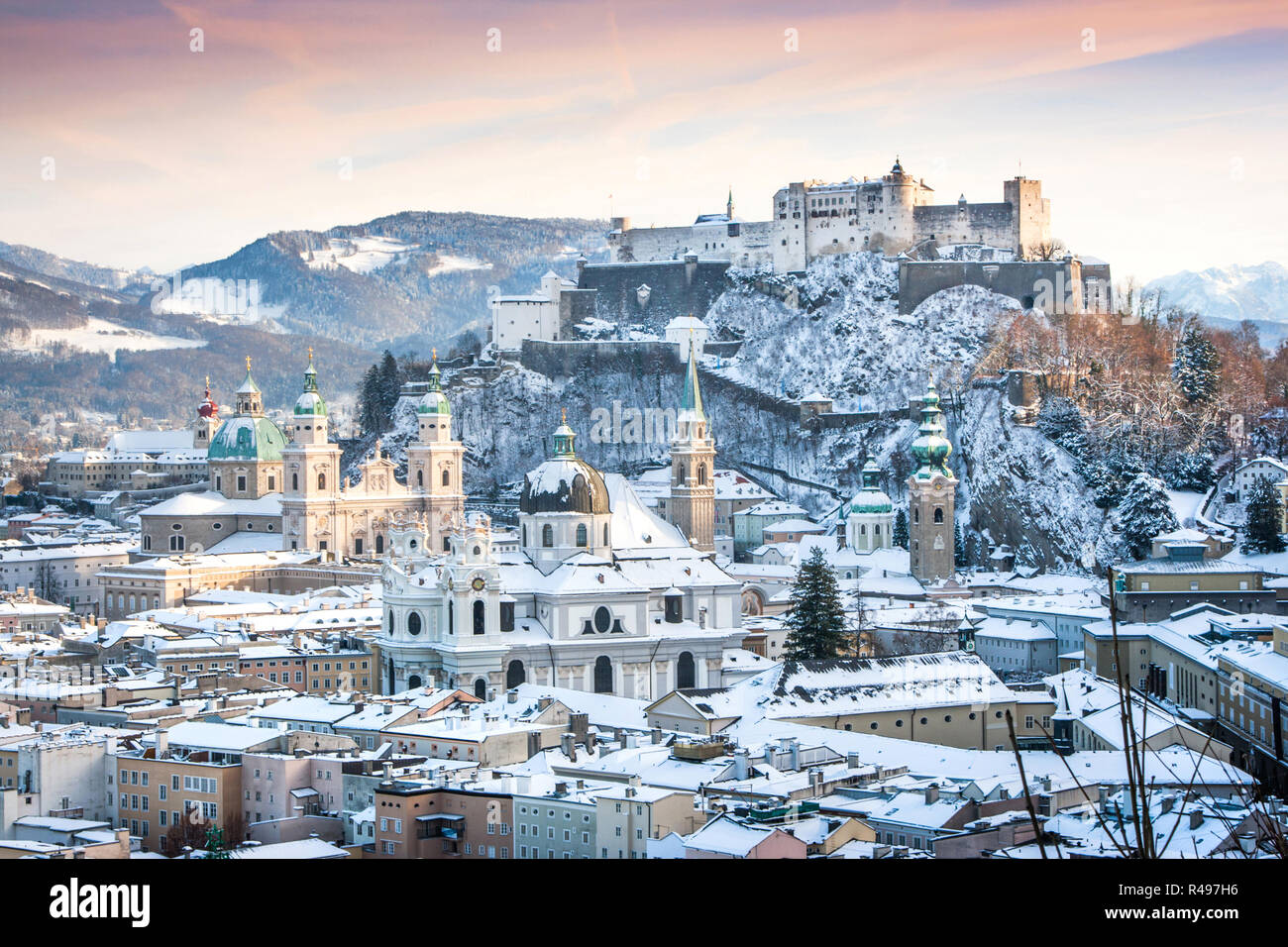 Bellissima vista del centro storico della città di Salisburgo con il Festung Hohensalzburg in inverno, Salzburger Land, Austria Foto Stock