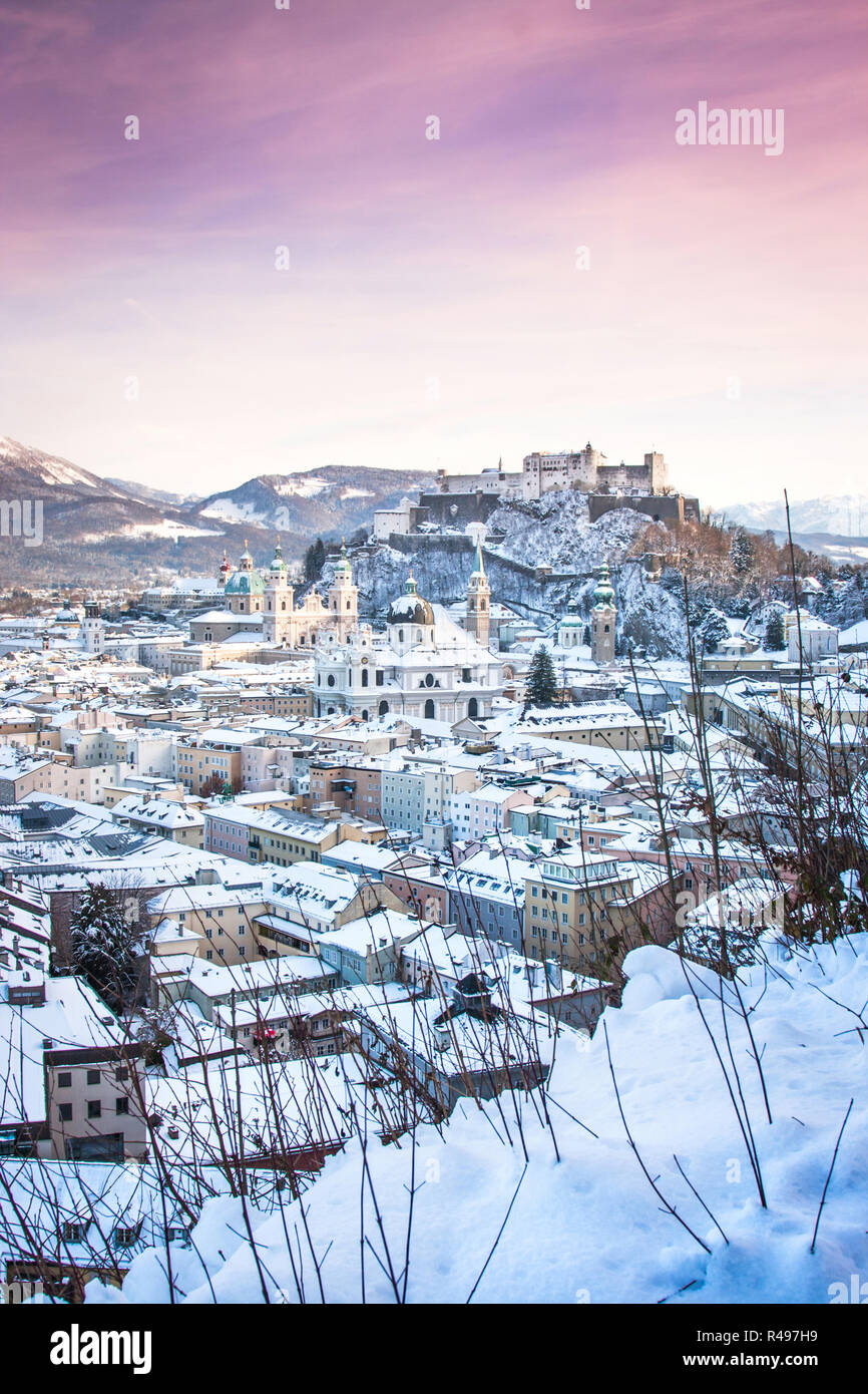 Bellissima vista del centro storico della città di Salisburgo con il Festung Hohensalzburg in inverno, Salzburger Land, Austria Foto Stock