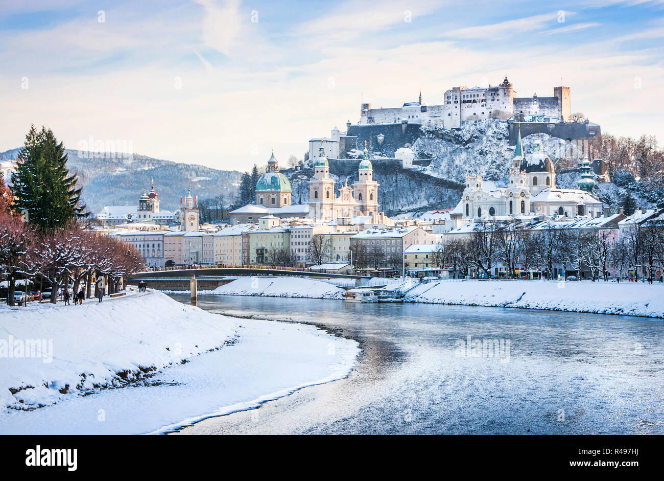 Splendida vista sullo skyline di Salisburgo con il Festung Hohensalzburg e il fiume Salzach in inverno, Salzburger Land, Austria Foto Stock