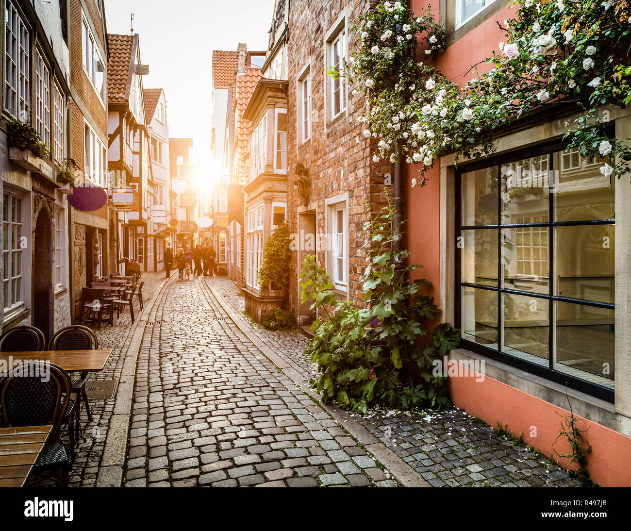 Vicolo bella scena nella città vecchia in Europa al tramonto Foto Stock