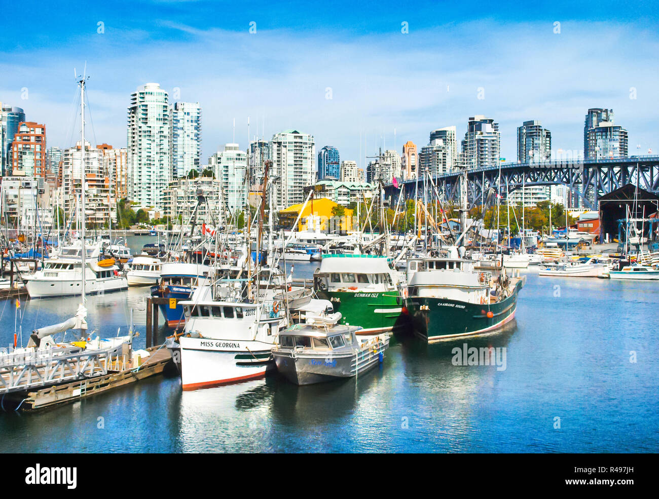 Splendida vista sullo skyline di Vancouver con Granville bridge e navi giacenti nel porto di False Creek, British Columbia, Canada Foto Stock