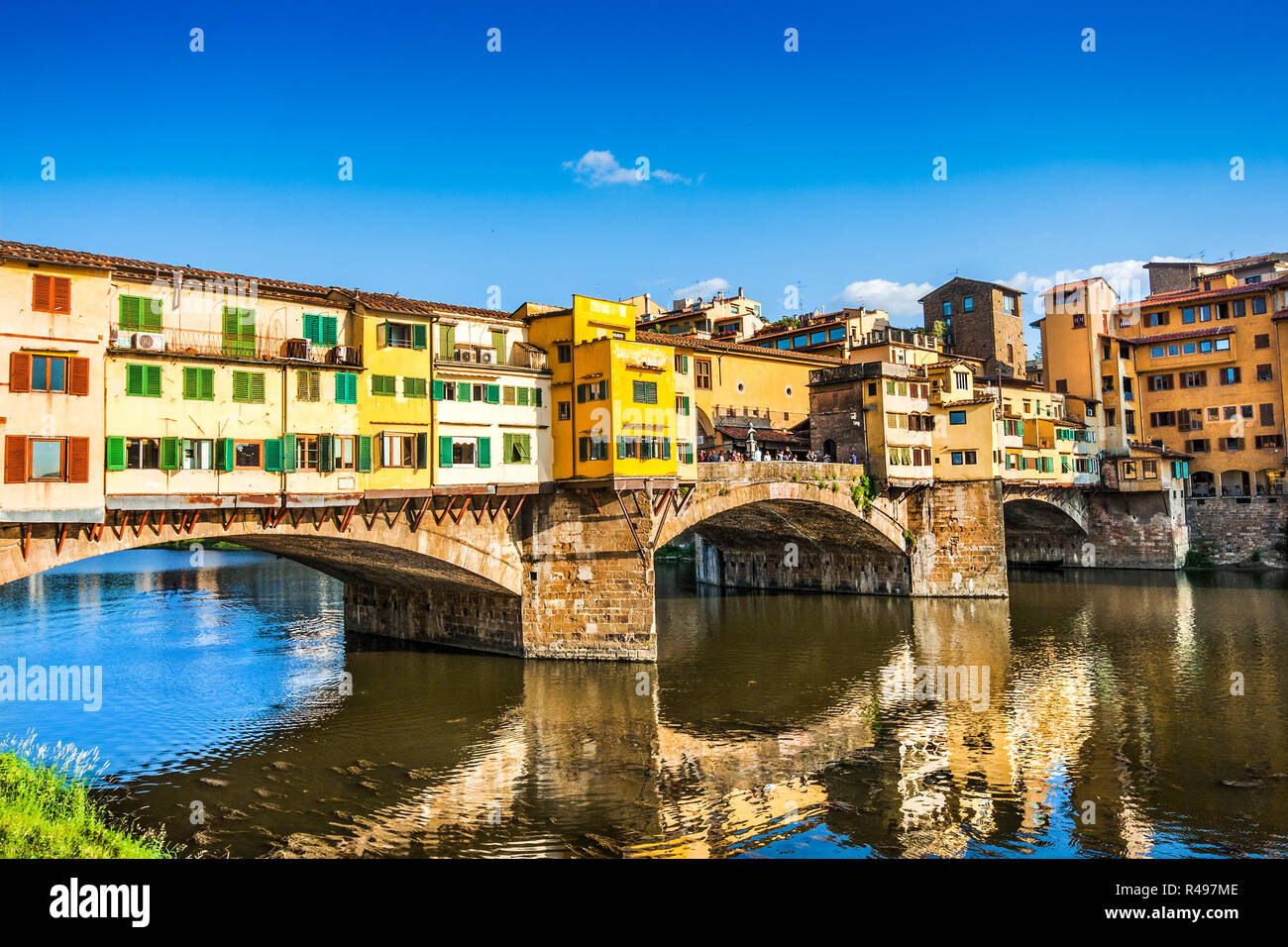 Famoso Ponte Vecchio con il fiume Arno al tramonto a Firenze, Italia Foto Stock