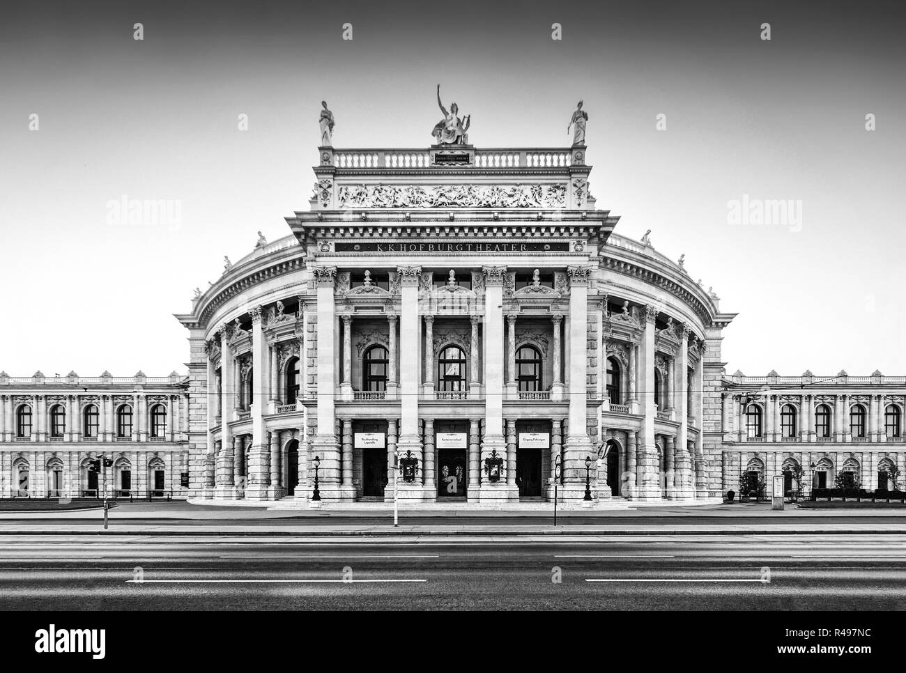 Bellissima vista del centro storico di Burgtheater (Imperial Court Theatre) con la celebre Wiener Ringstrasse di Vienna in Austria Foto Stock