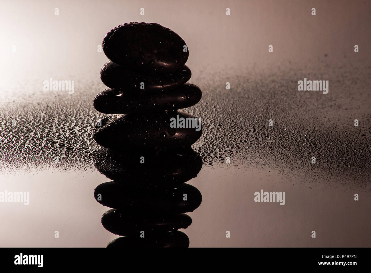 Gocce d'acqua con pietre e bambù Foto Stock