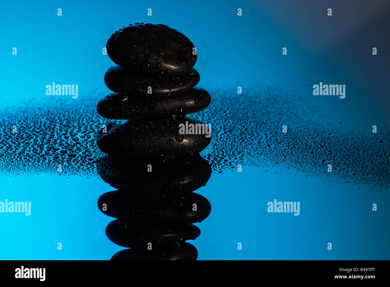 Gocce d'acqua con pietre e bambù Foto Stock