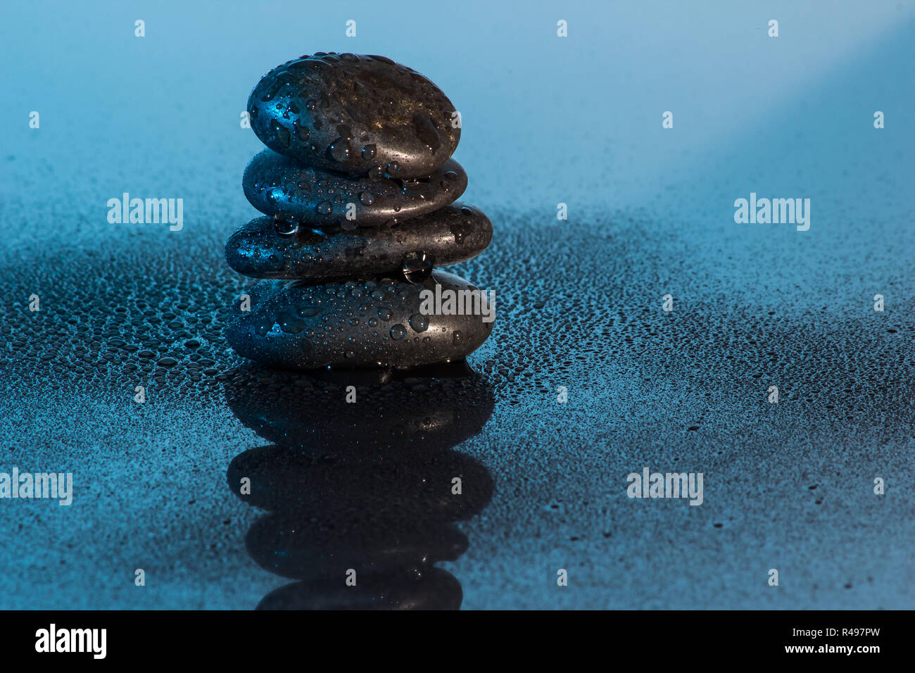 Gocce d'acqua con pietre e bambù Foto Stock