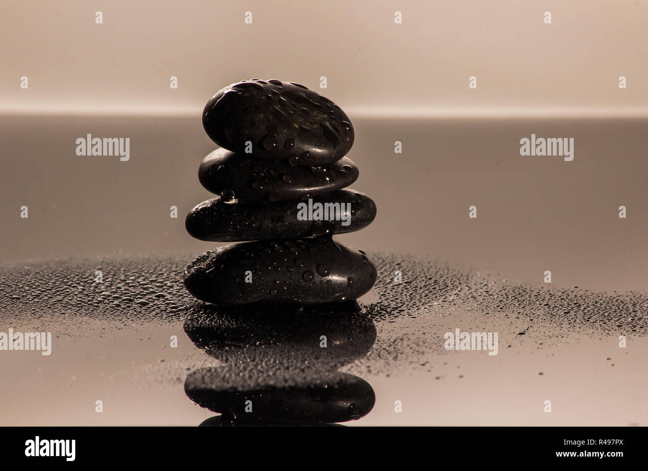 Gocce d'acqua con pietre e bambù Foto Stock