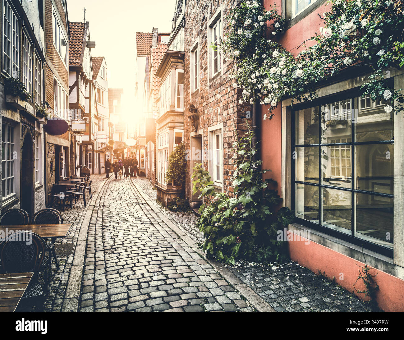 Vicolo bella scena nella città vecchia in Europa al tramonto Foto Stock
