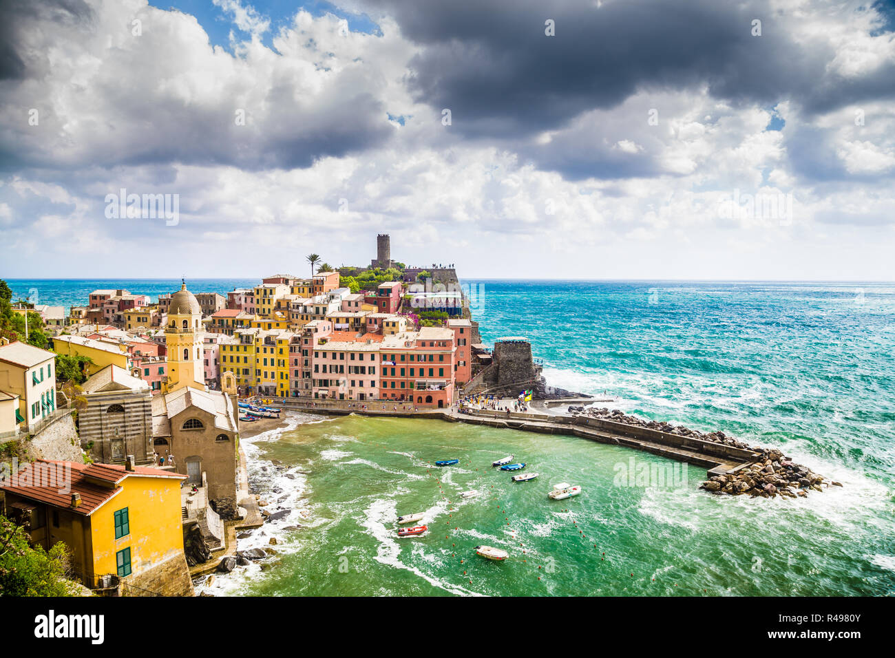 Bellissima vista di Vernazza, uno dei cinque famosi villaggi di pescatori delle Cinque Terre con drammatica cloudscape in Liguria, Italia Foto Stock