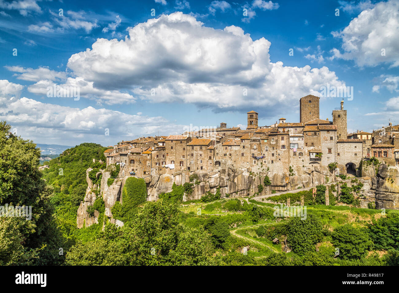Bellissima vista della città medievale di Vitorchiano con splendide cloudscape, provincia di Viterbo, Lazio, Italia Foto Stock