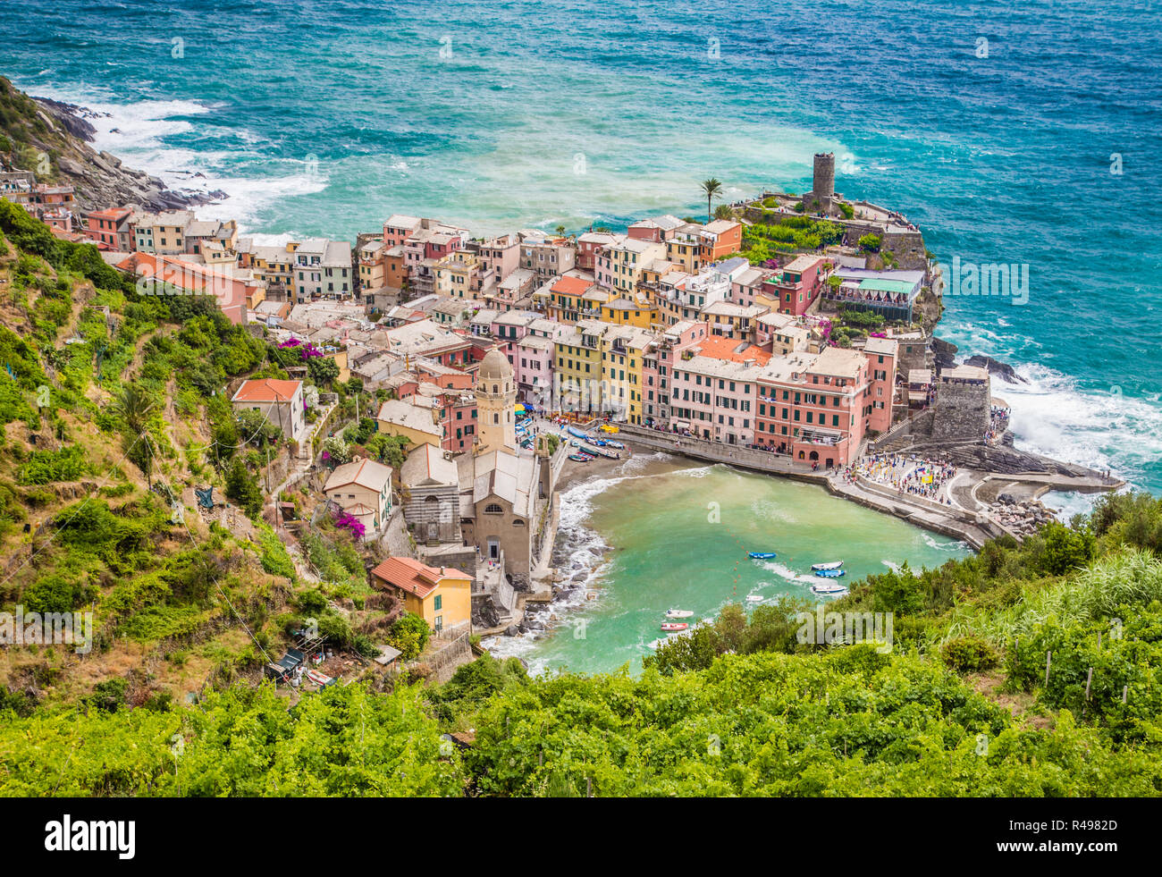 Bellissima vista di Vernazza, uno dei cinque famosi villaggi di pescatori delle Cinque Terre, Liguria, Italia Foto Stock