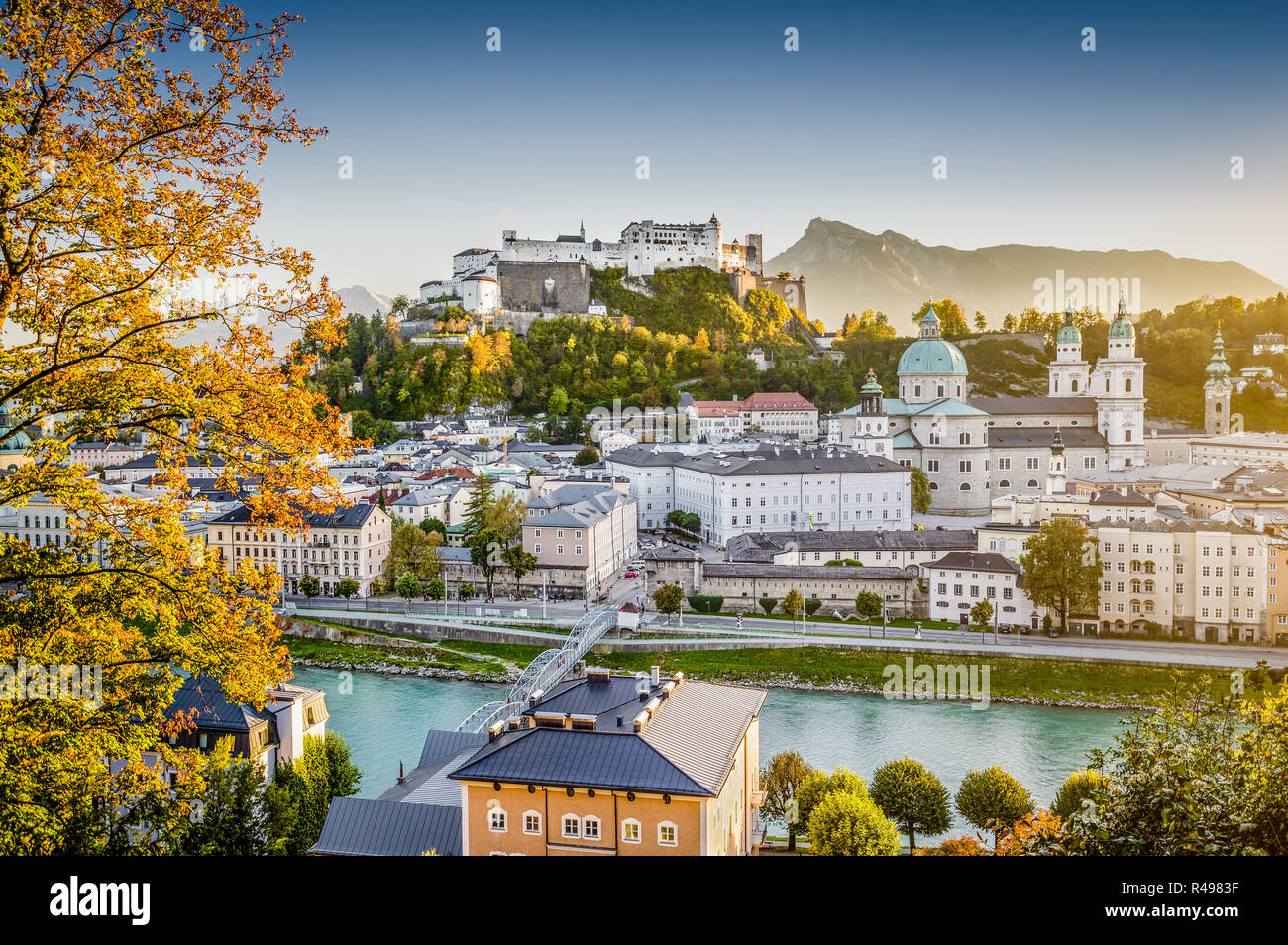 Vista aerea del centro storico della città di Salisburgo con la Fortezza Hohensalzburg in bella luce della sera in caduta, Salzburger Land, Austria Foto Stock