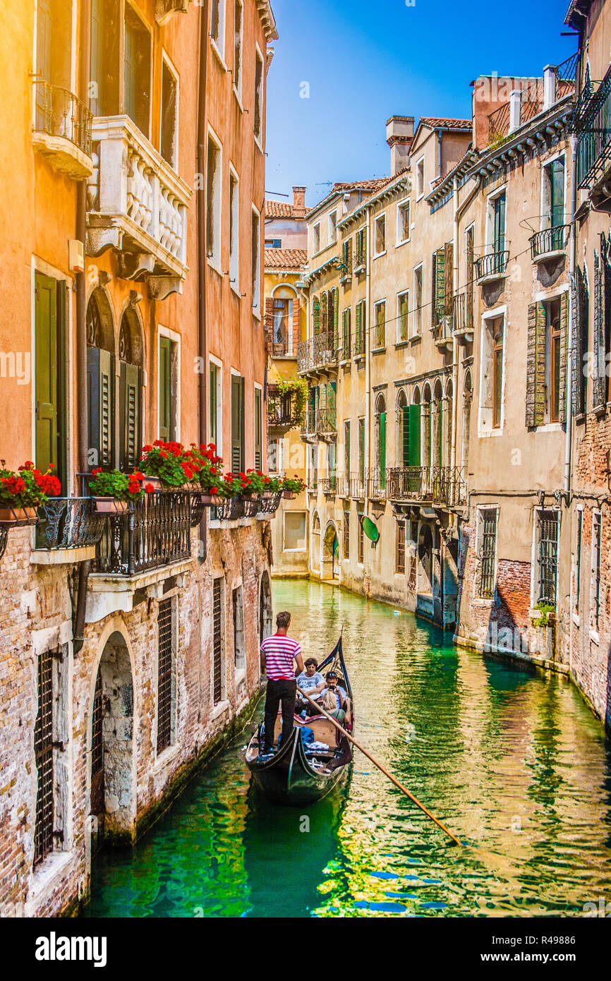 Bella scena con tradizionale gondola e canale di Venezia, Italia Foto Stock