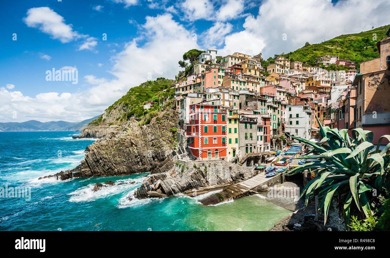 Vista panoramica di Riomaggiore, uno dei cinque famosi villaggi di pescatori delle Cinque Terre in Liguria, Italia Foto Stock