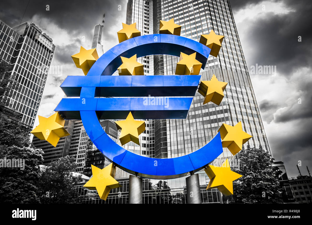 Simbolo dell'euro alla Banca centrale europea la sede centrale a Francoforte in Germania con la scure nuvole drammatica che simboleggia una crisi finanziaria Foto Stock