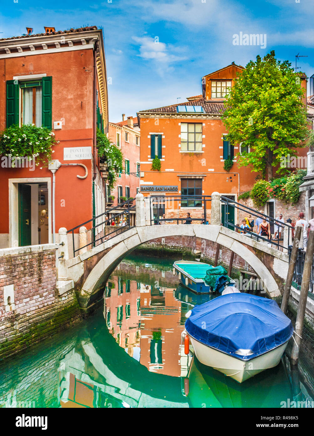 Bella scena con case colorate e le barche su un piccolo canale a Venezia, Italia Foto Stock