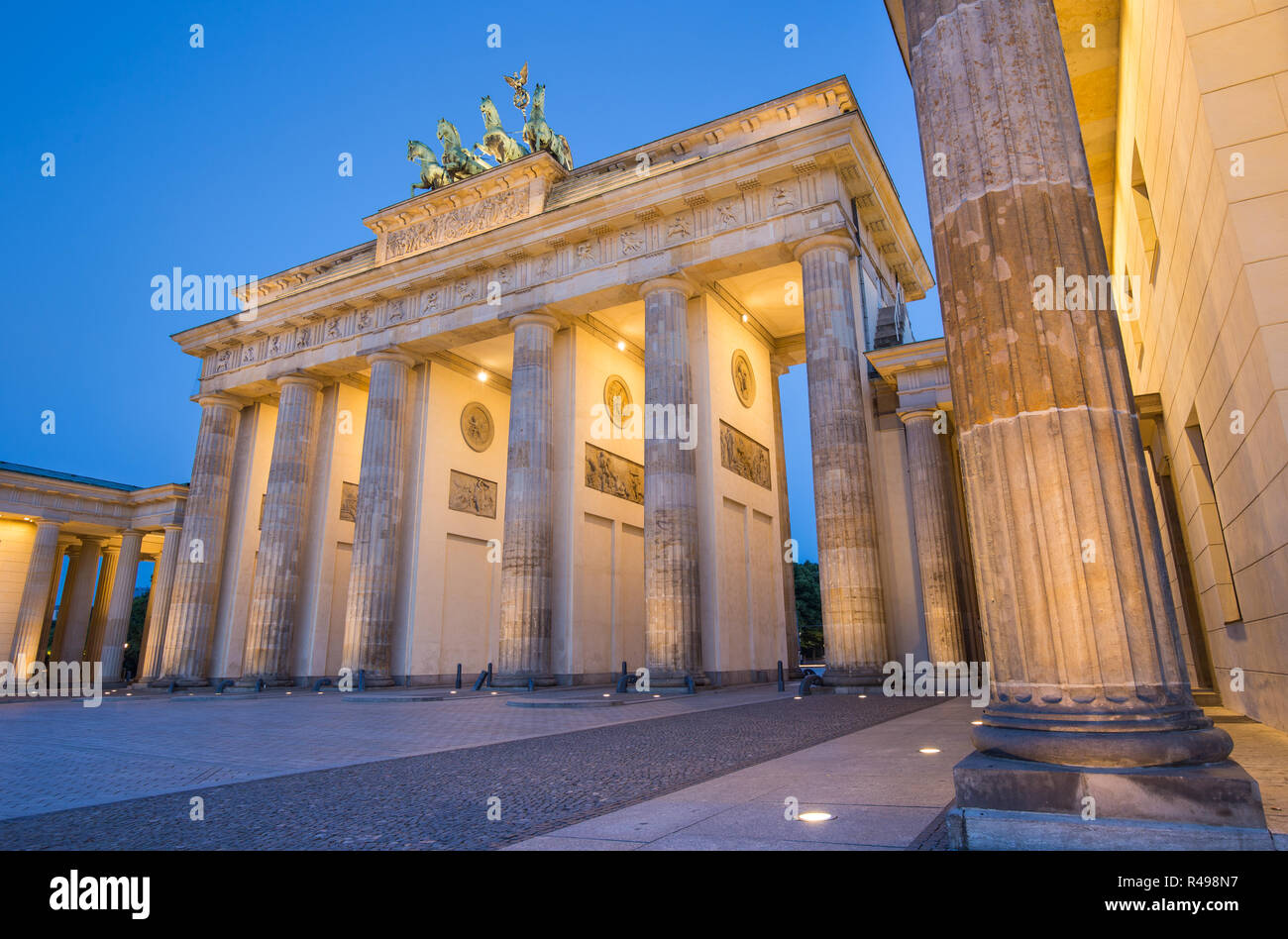 Vista panoramica del famoso Brandenburger Tor (Porta di Brandeburgo), uno dei più noti monumenti e simboli nazionali della Germania, in penombra durante il blu Foto Stock
