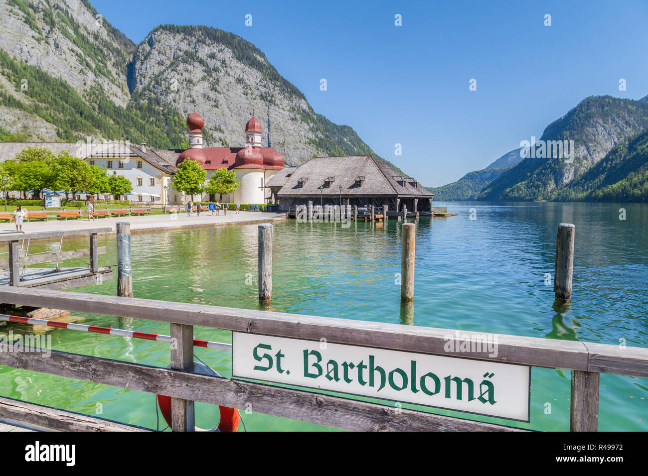 Visualizzazione classica del famoso Sankt Bartholomae la chiesa del pellegrinaggio presso il lago di Königssee su una bella giornata di sole in estate, Berchtesgadener Land Baviera, Foto Stock