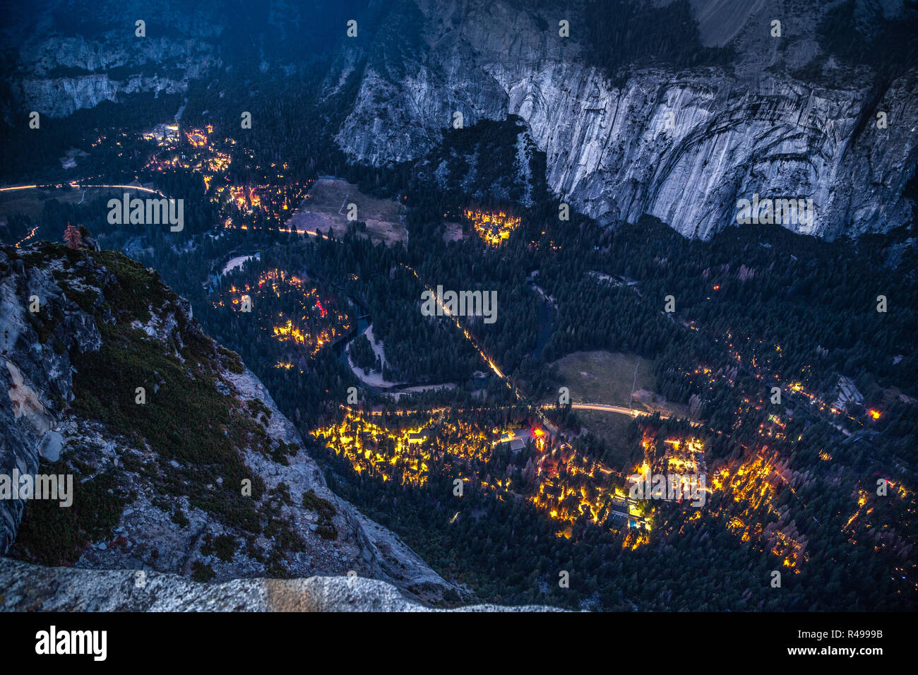 Antenna di panoramica vista panoramica del famoso Parco Nazionale di Yosemite Valley illuminata nella splendida post tramonto crepuscolo durante ore Blu al tramonto in estate, il Parco Nazionale di Yosemite Foto Stock