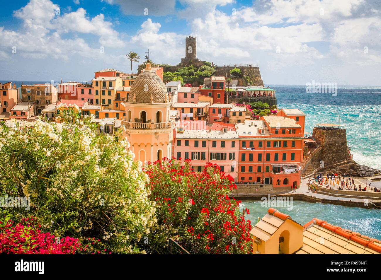 Bellissima vista di Vernazza, uno dei cinque famosi villaggi di pescatori delle Cinque Terre in una giornata di sole con cielo blu e nuvole in Liguria, Italia Foto Stock