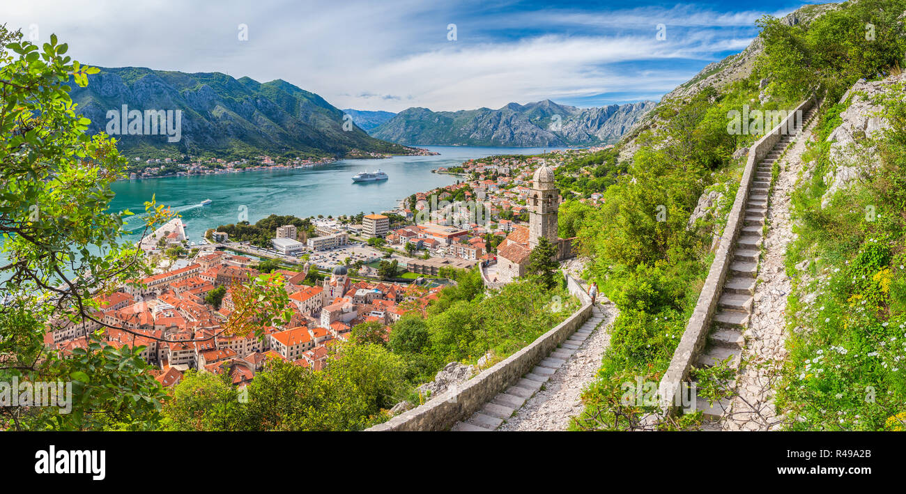 Classic vista panoramica della storica chiesa di Nostra Signora del Rimedio che si affaccia sulla città vecchia di Kotor e la famosa Baia di Kotor, Montenegro, southe Foto Stock