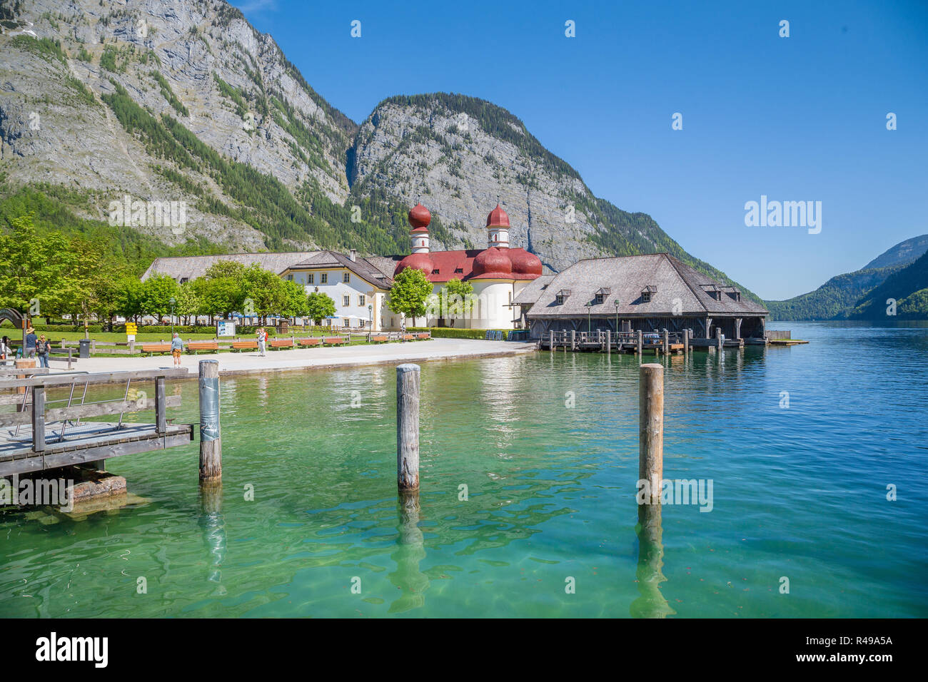 Classic vista panoramica del lago Konigssee con la famosa in tutto il mondo Sankt Bartholomae la chiesa del pellegrinaggio e il Watzmann mountain in una bella giornata di sole in summe Foto Stock